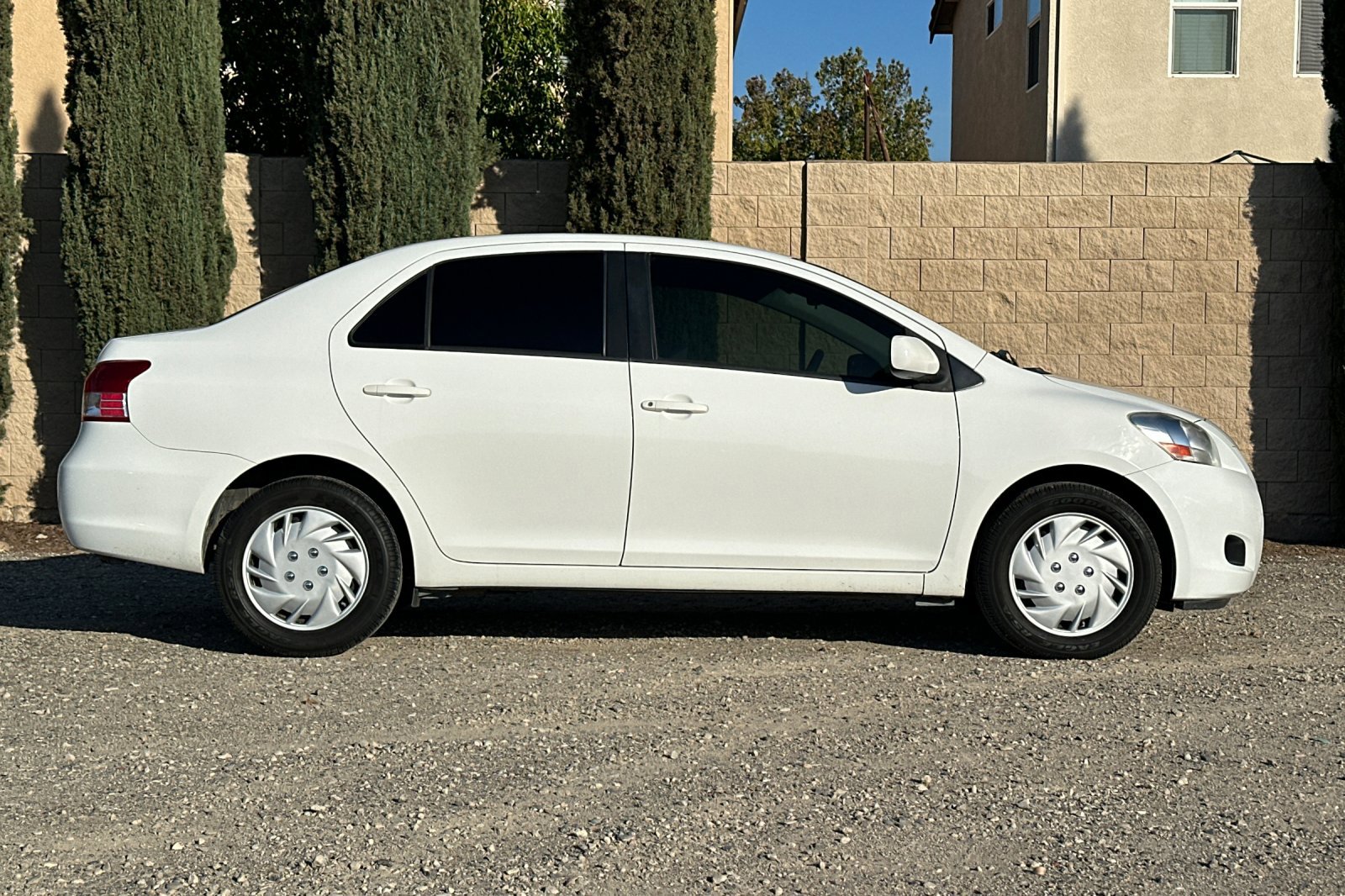 2012 Toyota Yaris Base photo 3