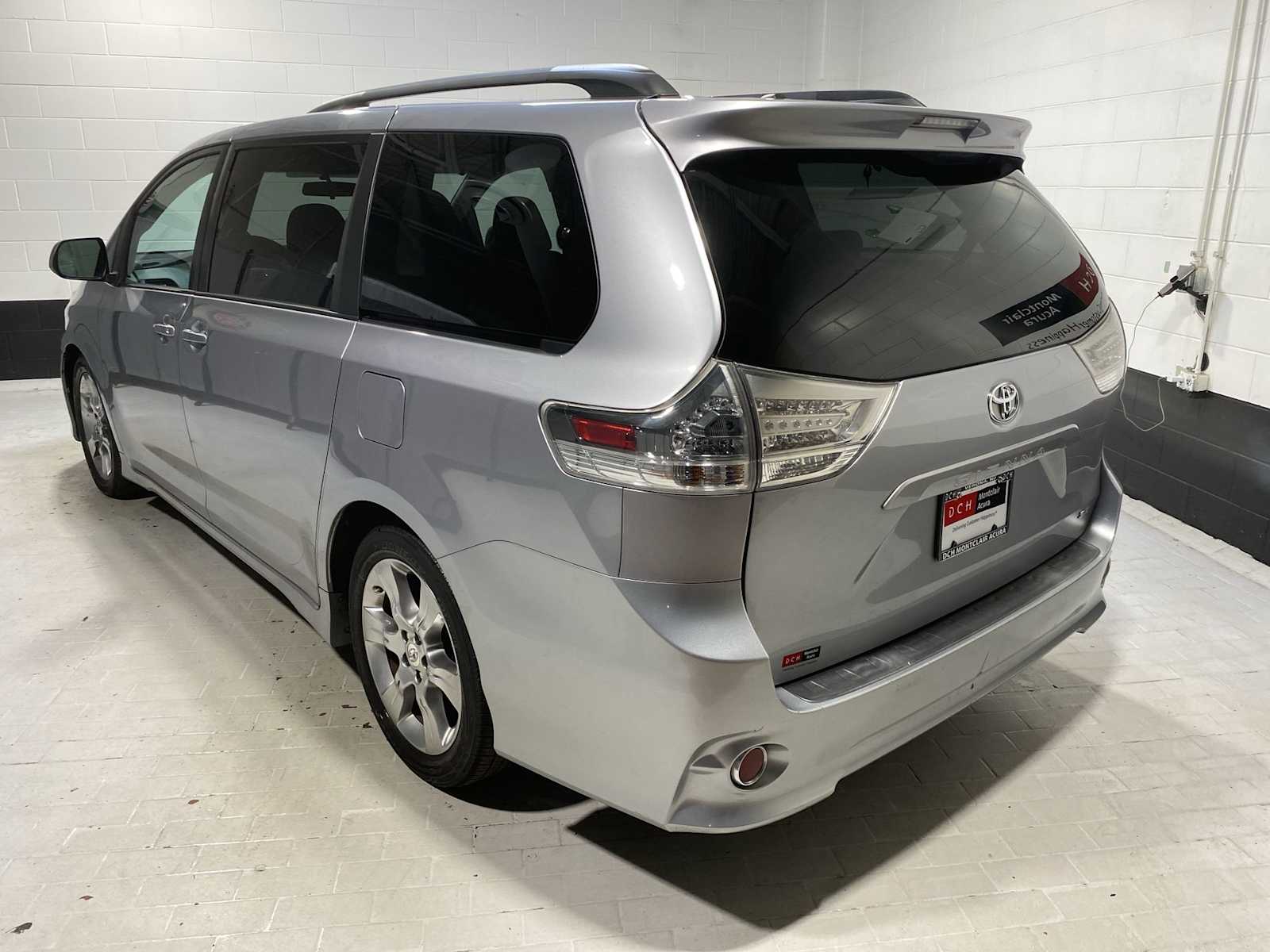 2011 Toyota Sienna SE photo 4