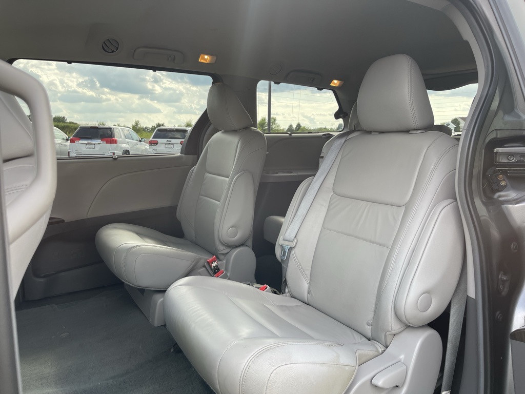 2017 Toyota Sienna XLE photo 22