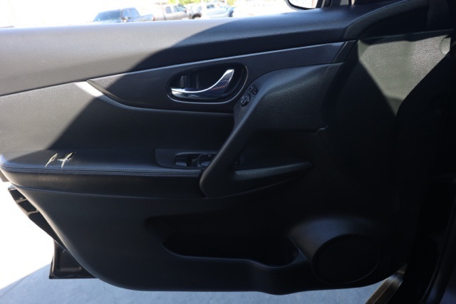 2018 Nissan Rogue SV photo 21