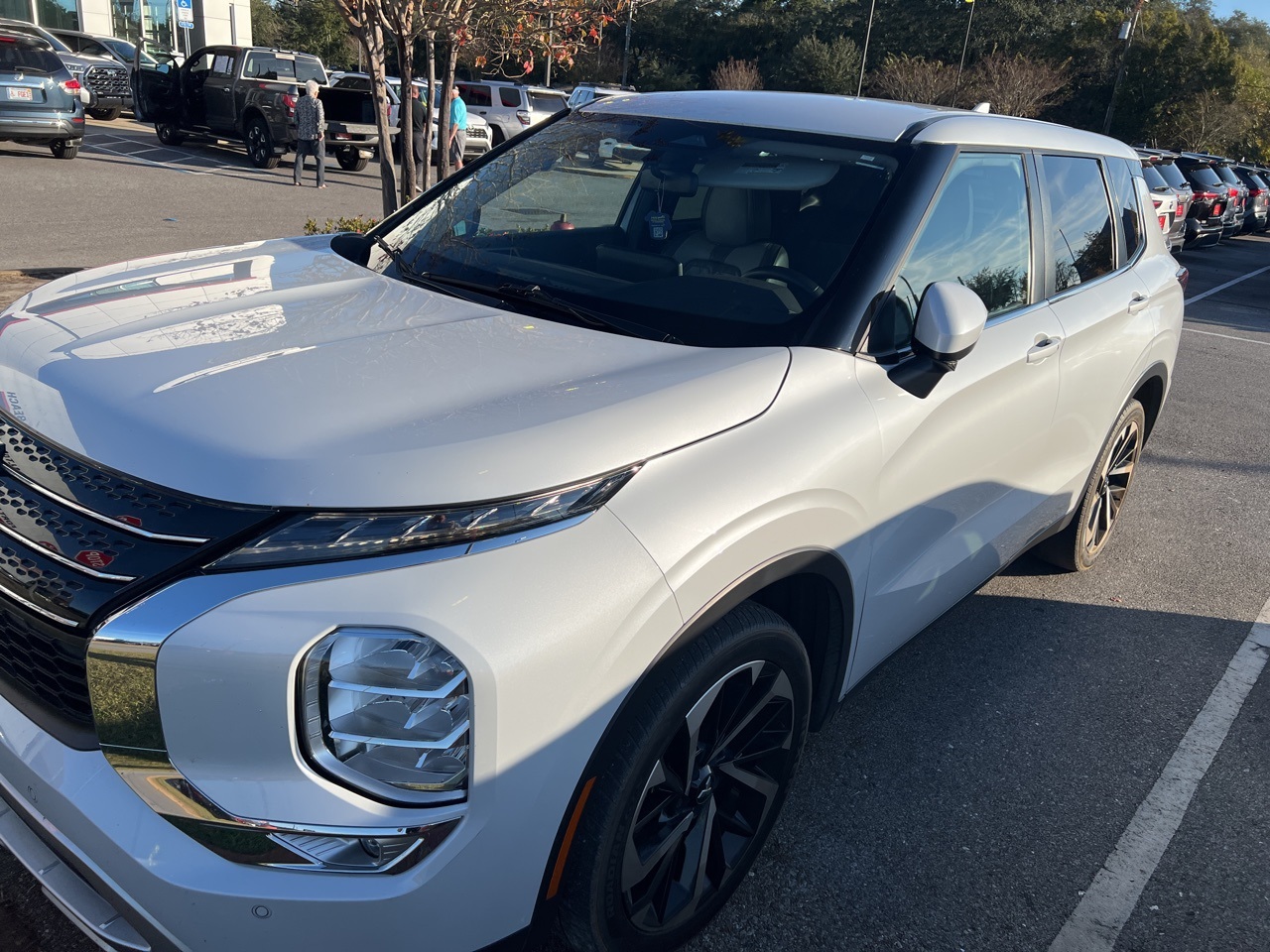 2023 Mitsubishi Outlander SE's photo