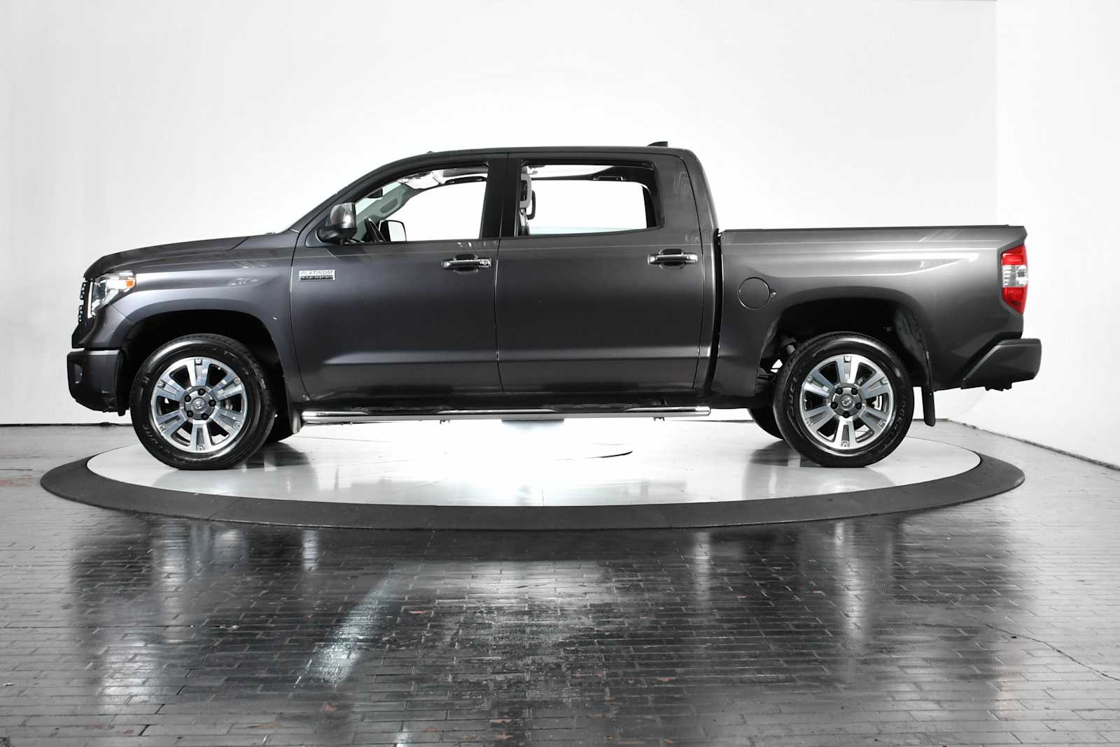 2020 Toyota Tundra Platinum Grade photo 2