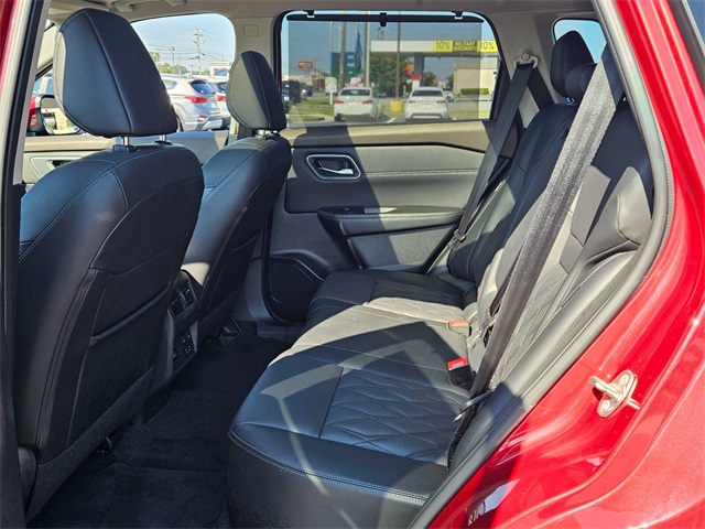 2023 Nissan Rogue Platinum photo 3