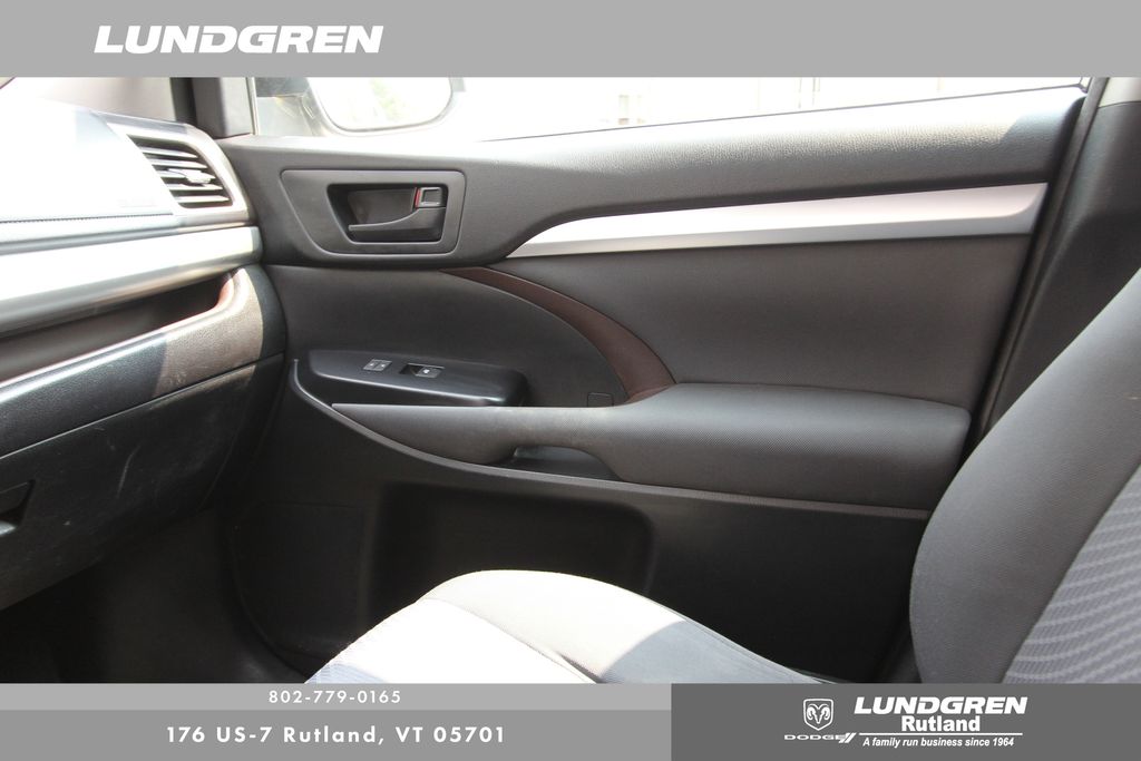 2015 Toyota Highlander LE Plus photo 20
