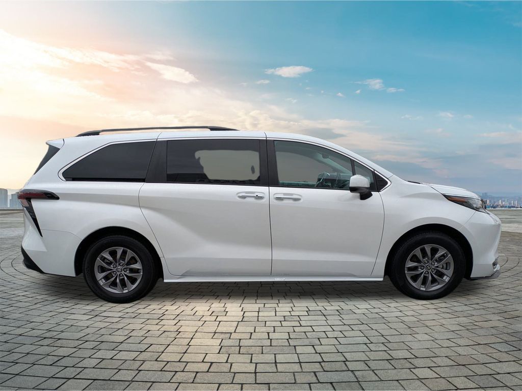 2023 Toyota Sienna XLE photo 4