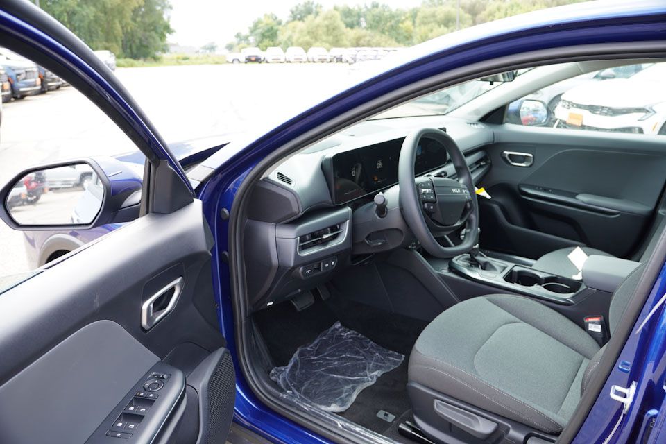 2025 Kia K4 LXS photo 10