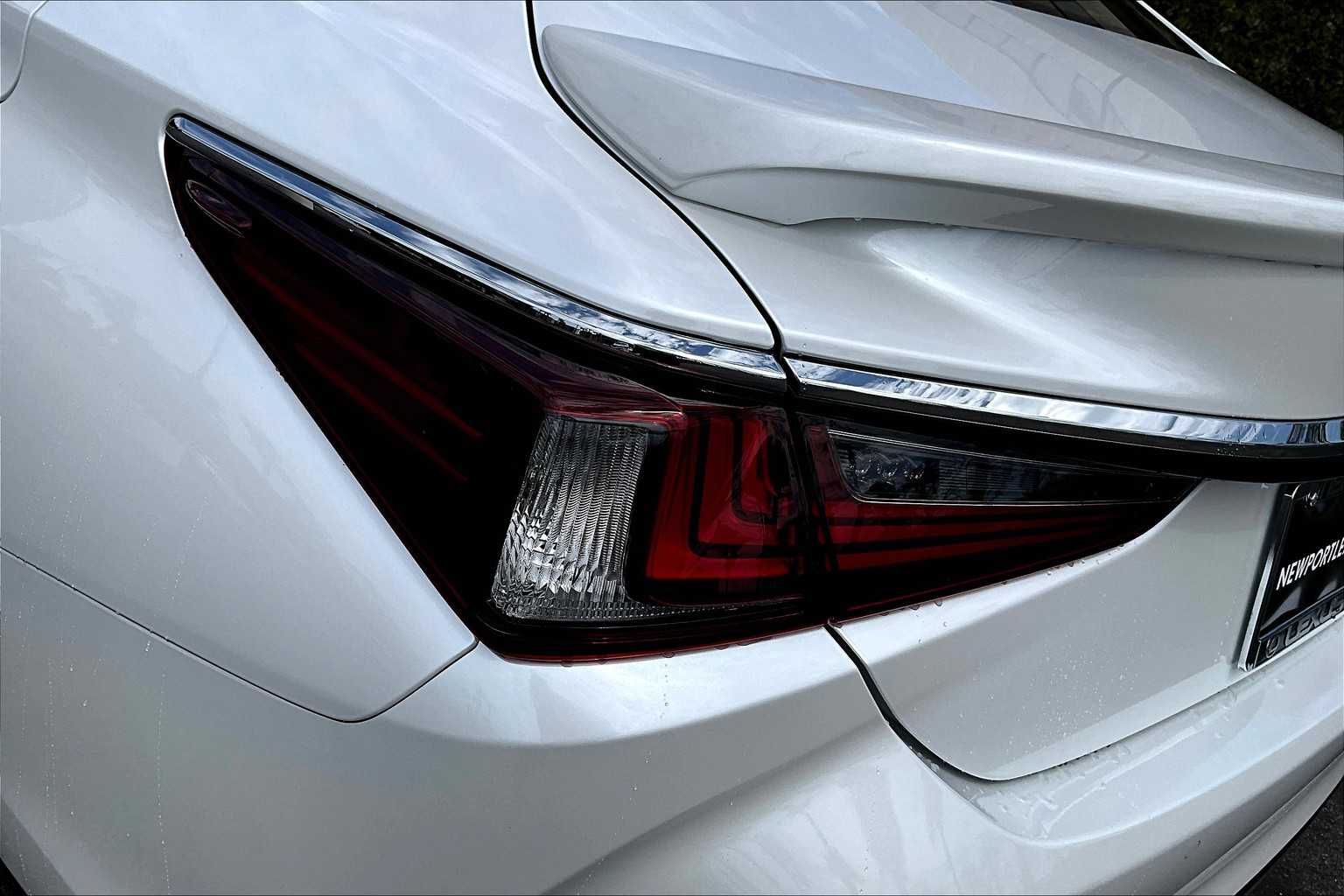 2025 Lexus ES 300h Premium photo 11