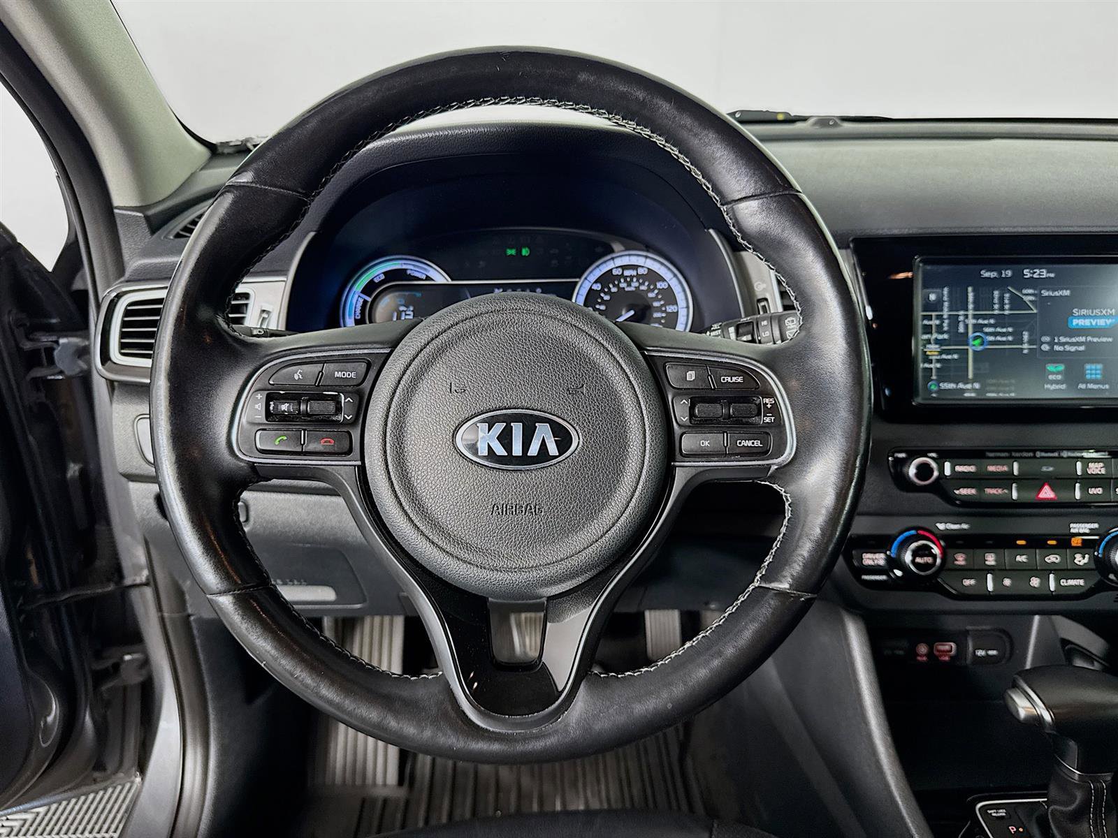 2017 Kia Niro Touring photo 10