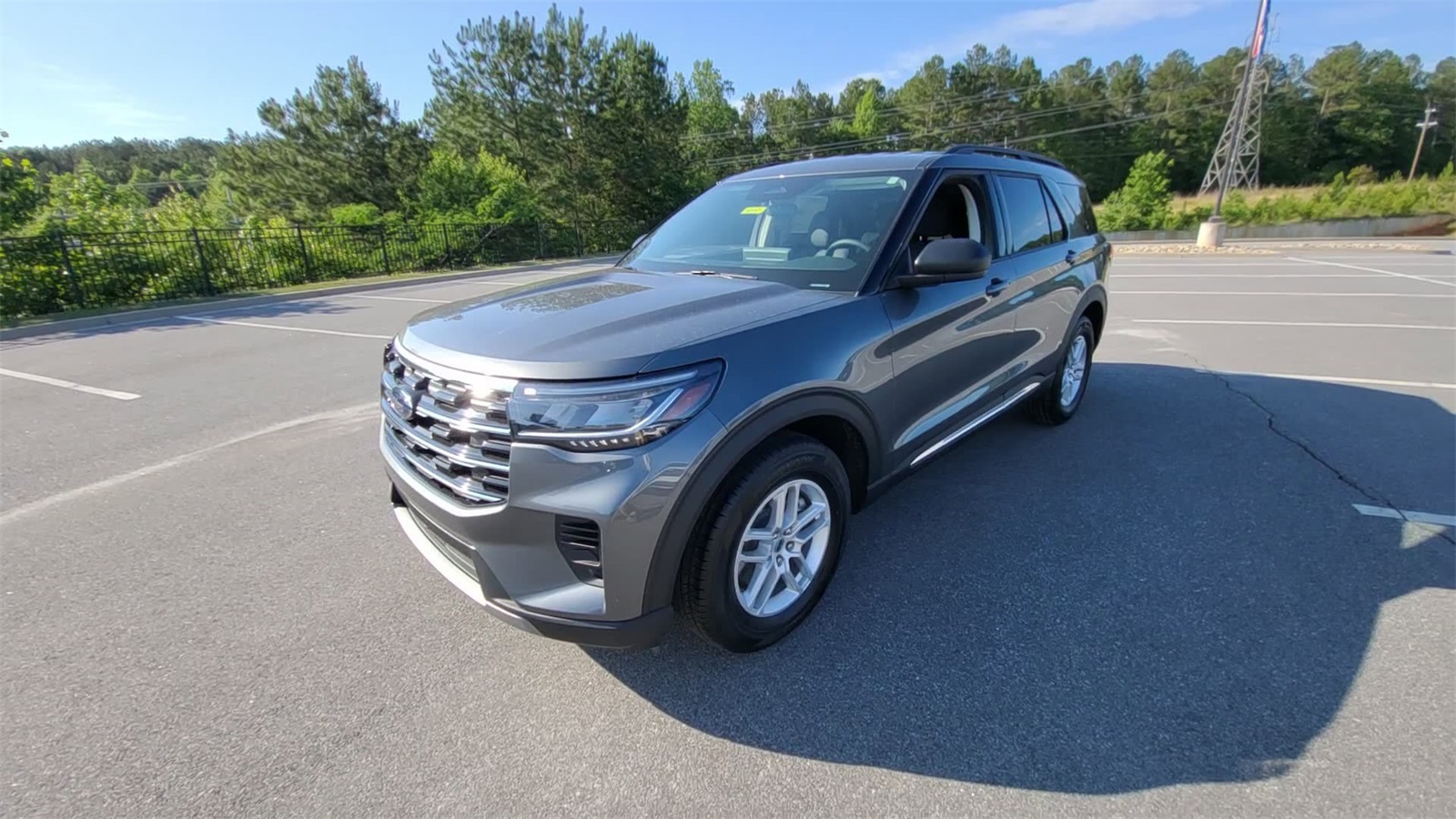 2025 Ford Explorer photo 2