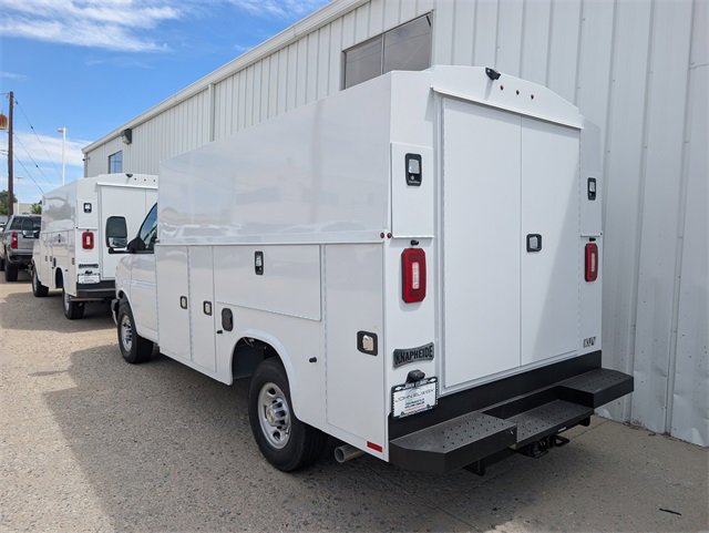 2025 Chevrolet Express Cutaway 3500 photo 2