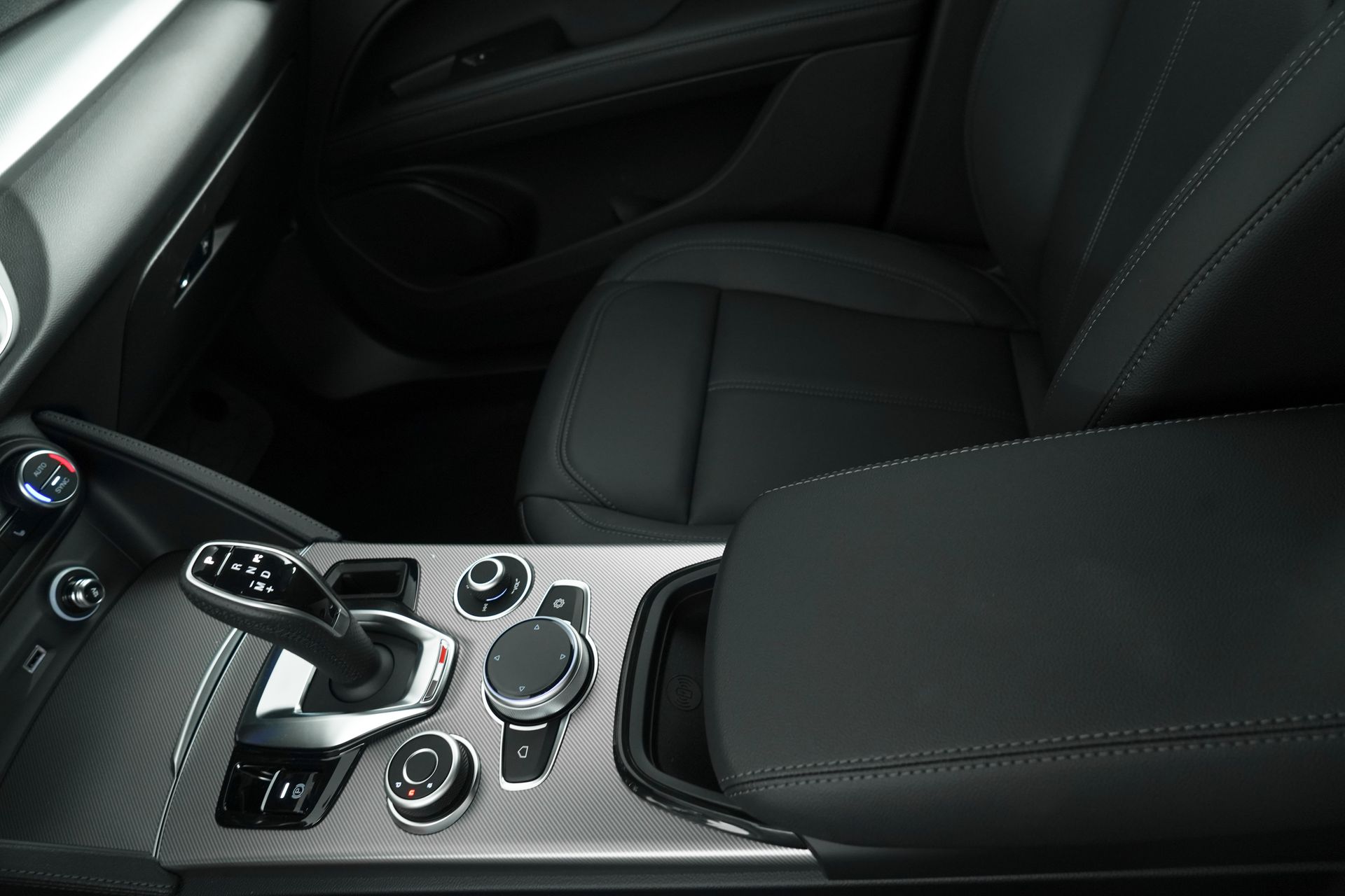 2025 Alfa Romeo Stelvio photo 26