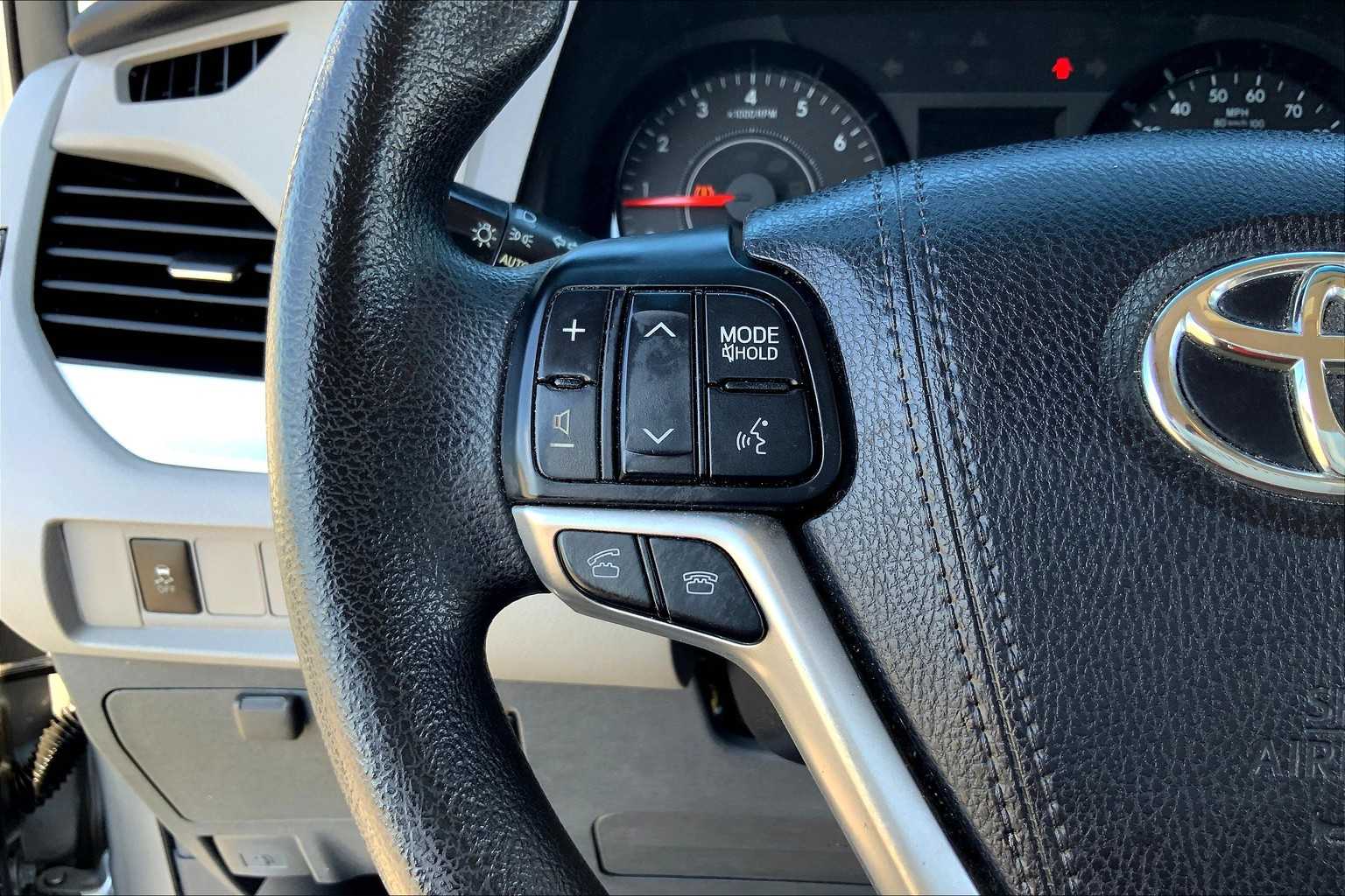 2017 Toyota Sienna LE photo 22