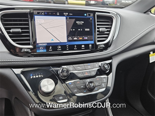 2026 Chrysler Pacifica Limited photo 18