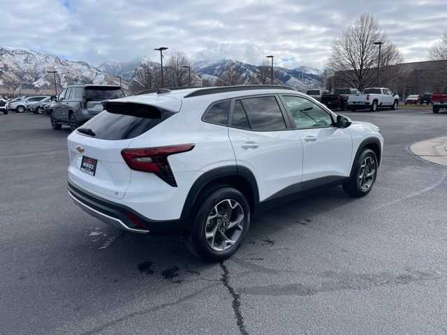 2025 Chevrolet Trax LT photo 2