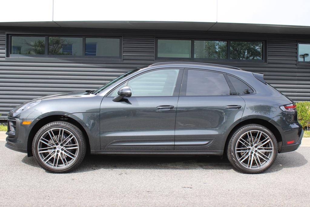 2025 Porsche Macan Base photo 2