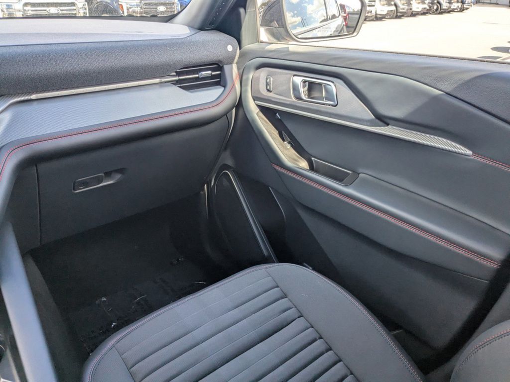 2025 Ford Explorer ST-Line photo 17