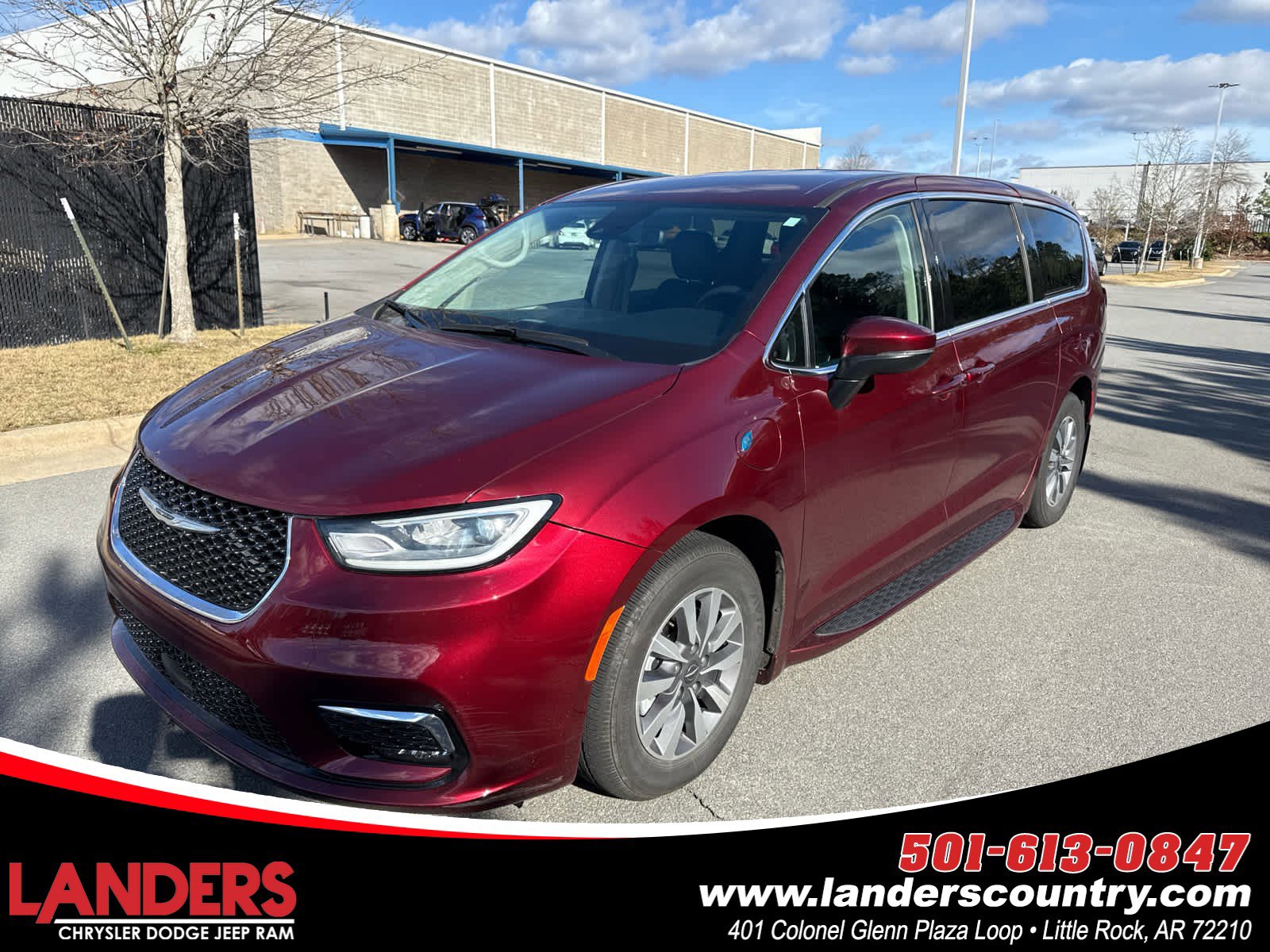 2023 Chrysler Pacifica Hybrid Touring L's photo