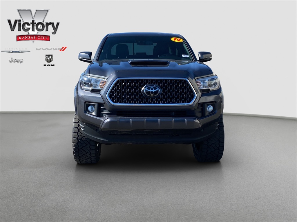 Used 2019 Toyota Tacoma TRD Sport with VIN 3TMCZ5AN2KM242184 for sale in Kansas City