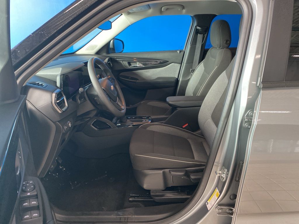 2025 Chevrolet Trailblazer LT photo 2