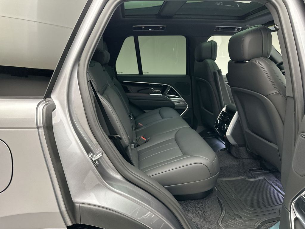 2025 Land Rover Range Rover SE photo 6