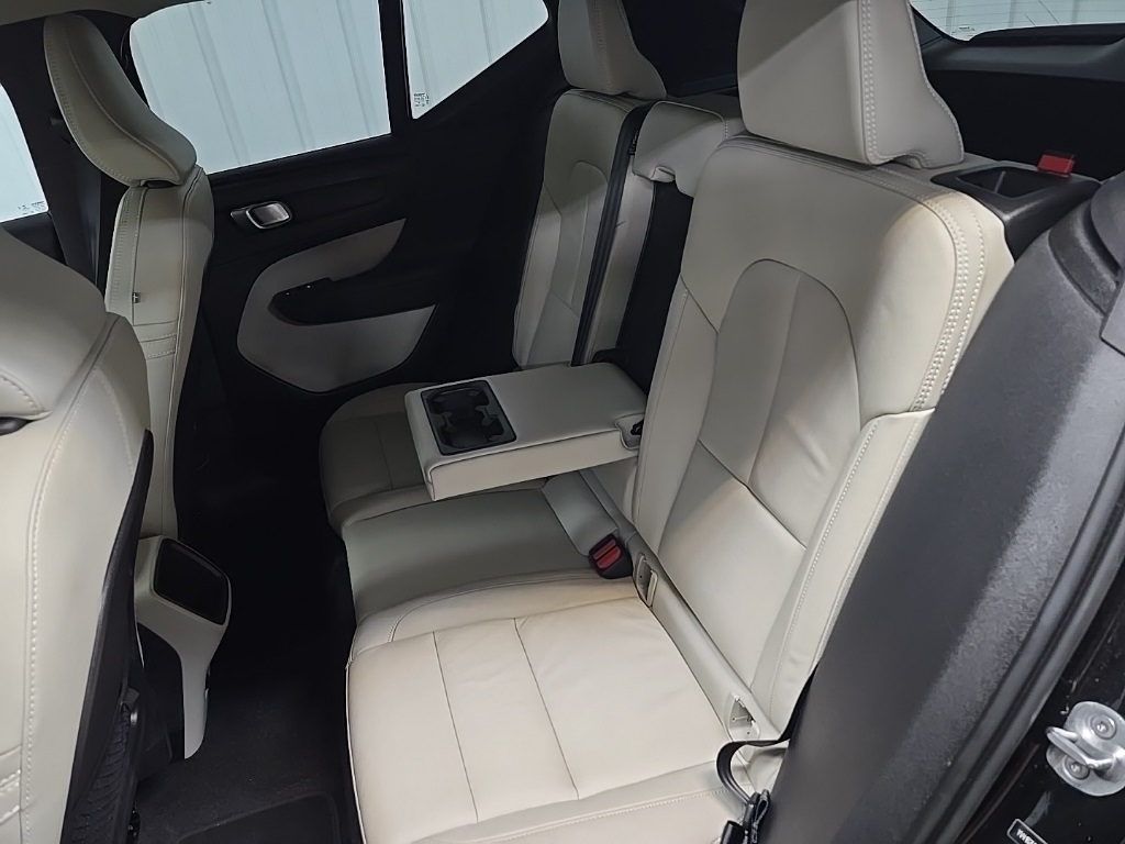 2022 Volvo XC40 Momentum photo 30