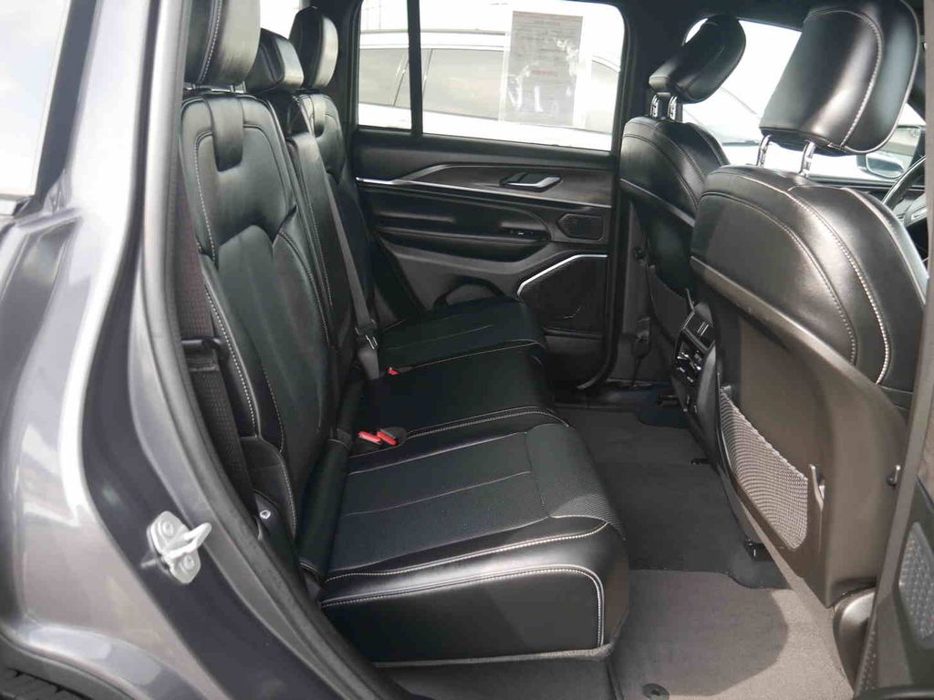 2024 Jeep Grand Cherokee Overland photo 22
