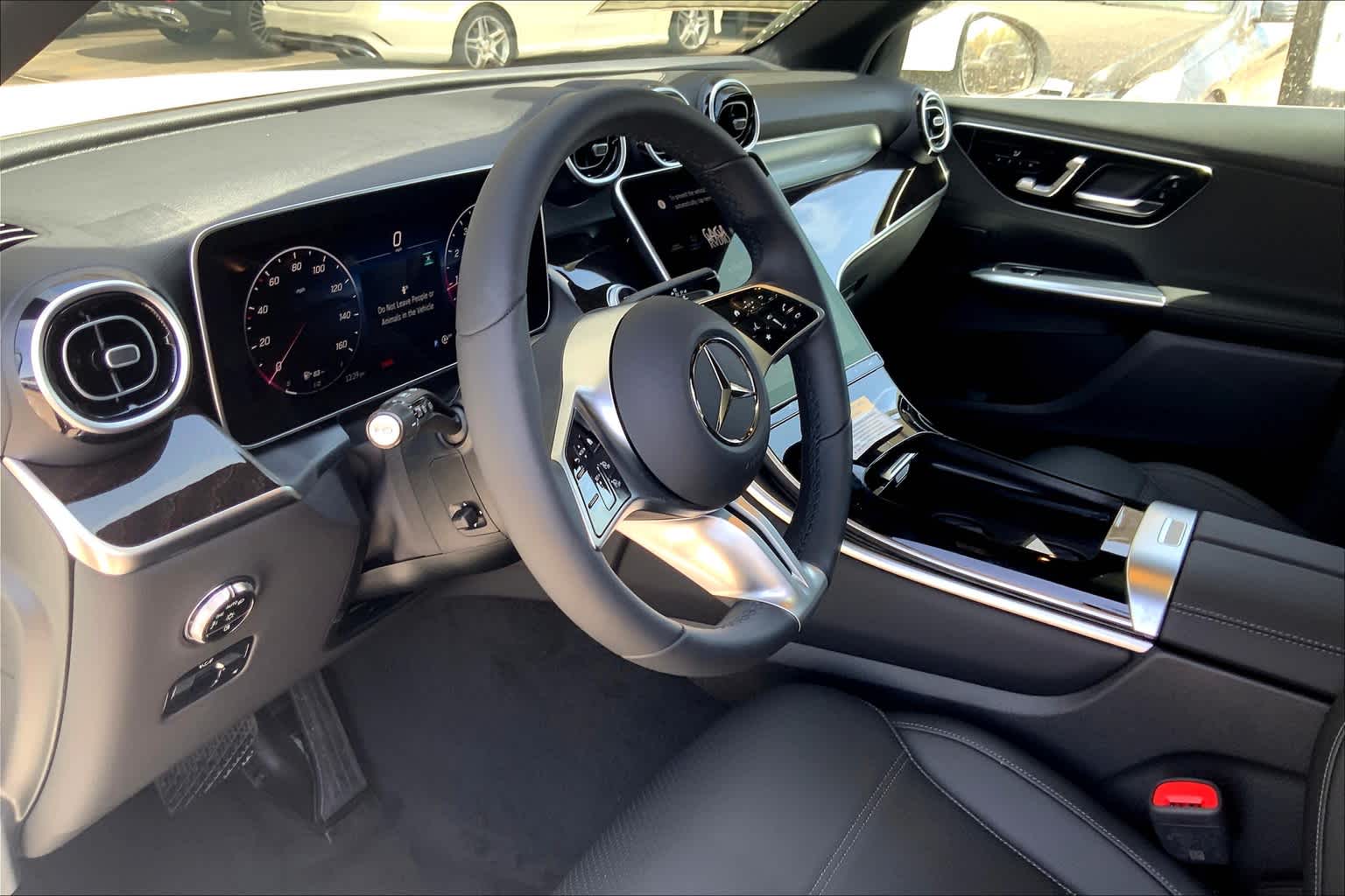 2025 Mercedes Benz GLC 300 photo 4
