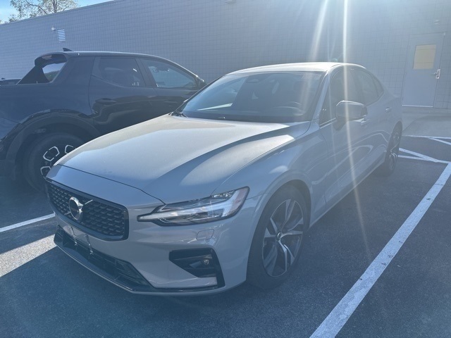 2025 Volvo S60 B5 Core photo 2