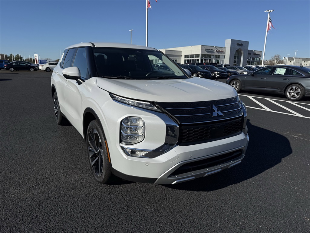 2024 Mitsubishi Outlander SE's photo