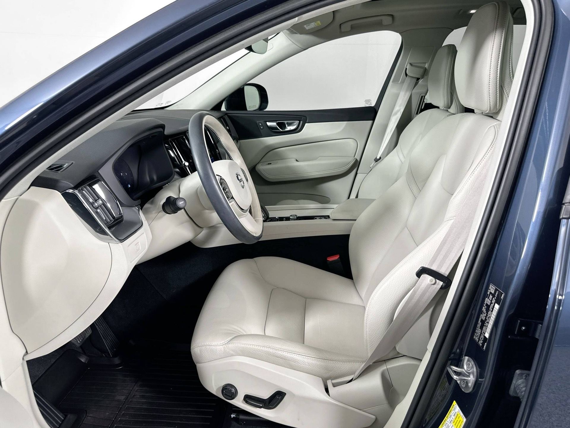 2023 Volvo XC60 B5 Core photo 21