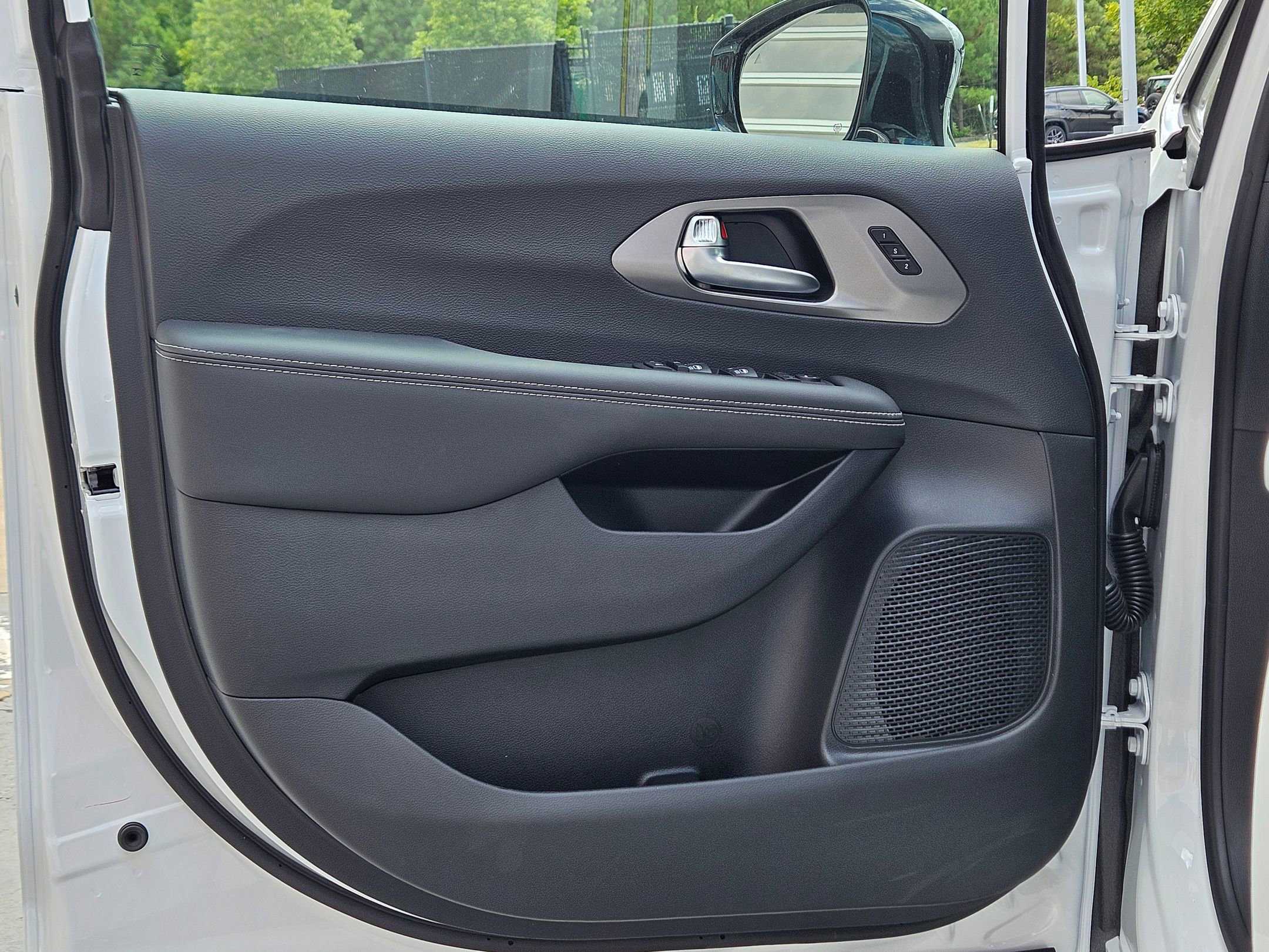2026 Chrysler Pacifica photo 14