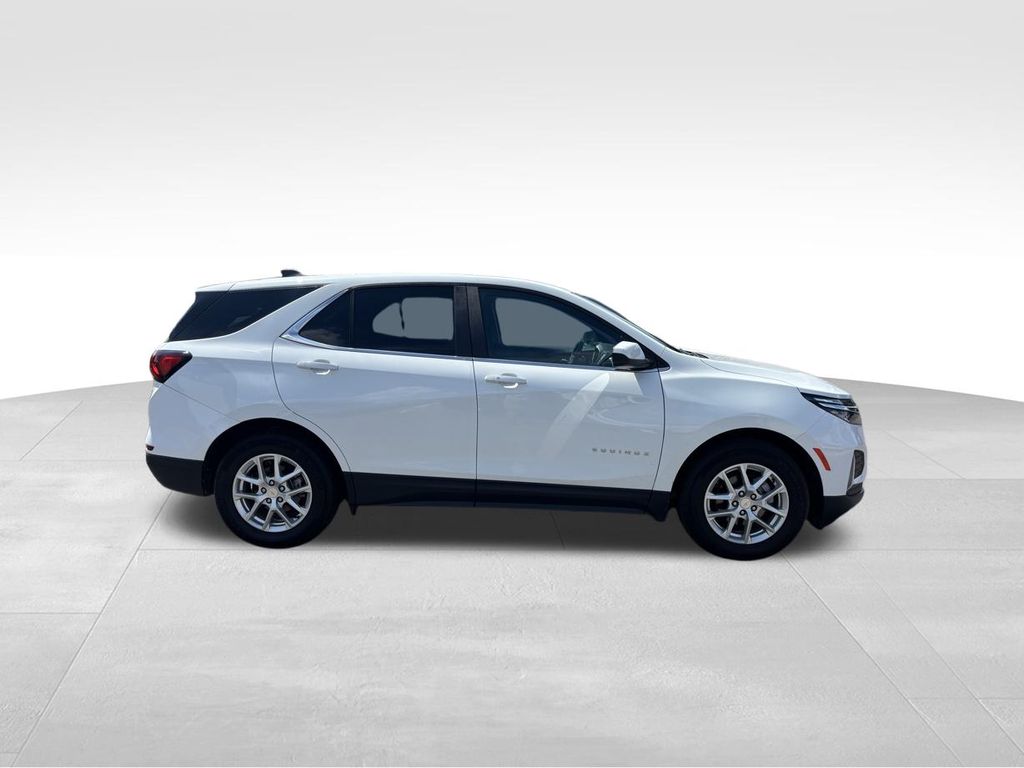 2023 Chevrolet Equinox LT photo 2