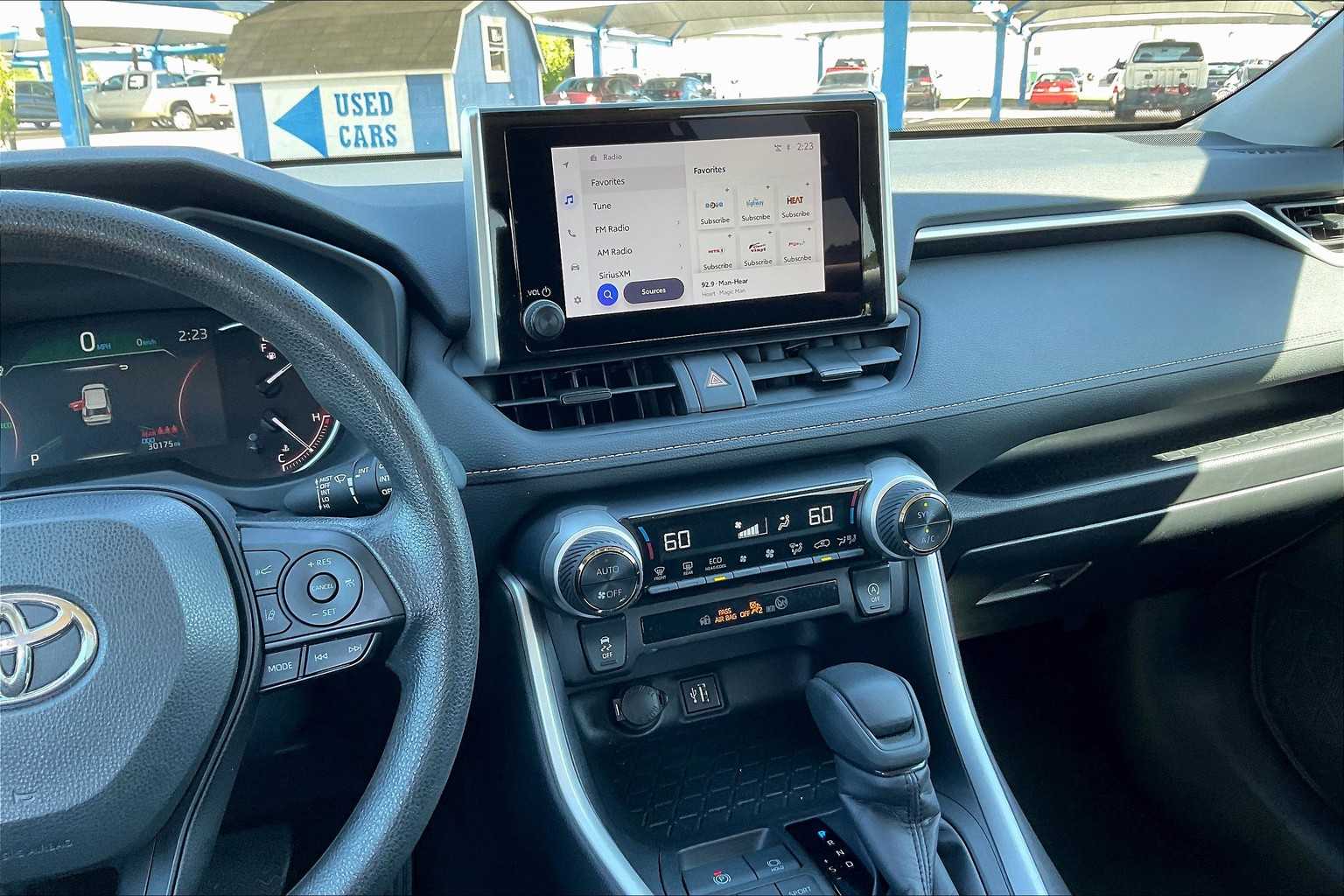 2024 Toyota RAV4 XLE photo 6