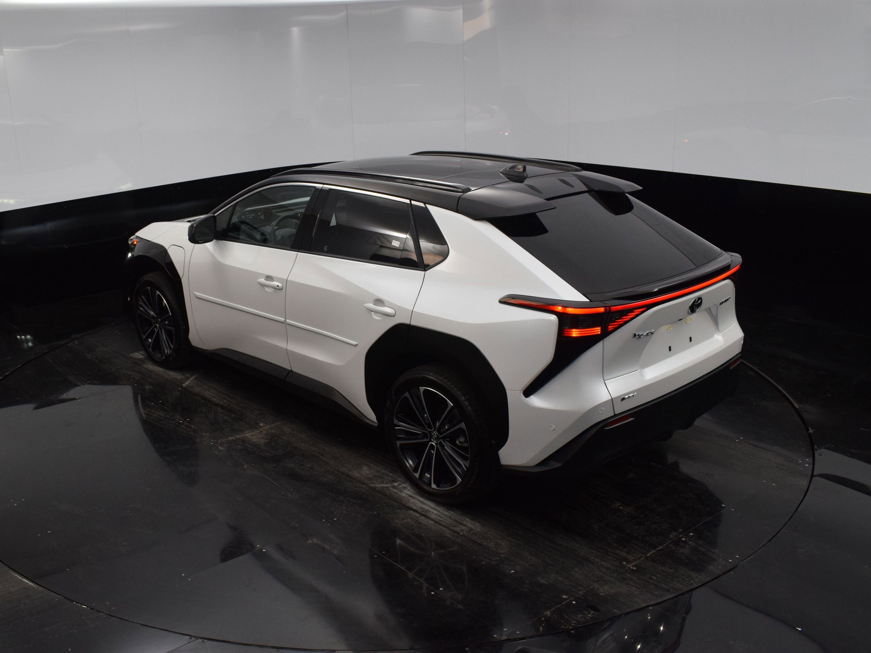 2024 Toyota bZ4X XLE photo 26