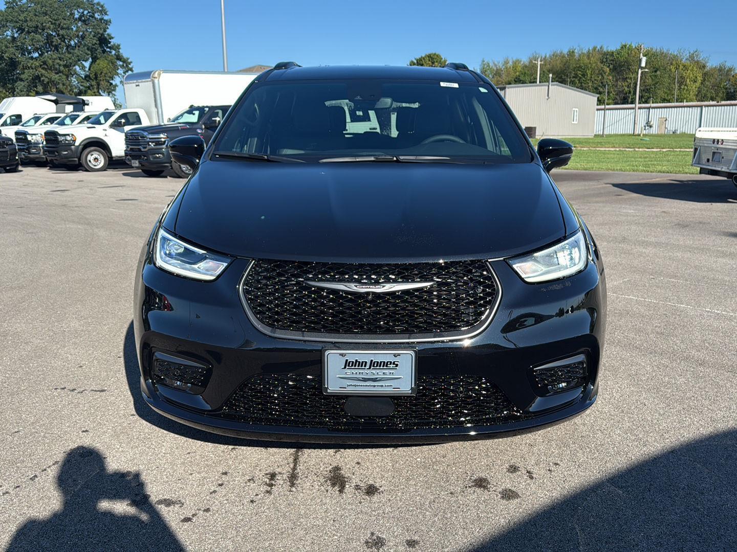 2026 Chrysler Pacifica photo 13