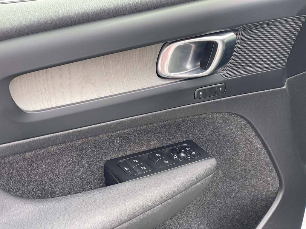 2023 Volvo XC40 Plus photo 8