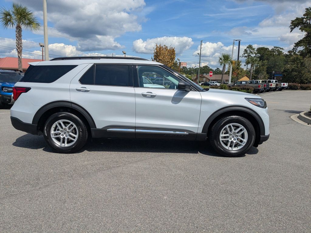 2025 Ford Explorer photo 3