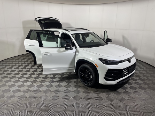 2025 Volkswagen Tiguan SE R-Line Black photo 4