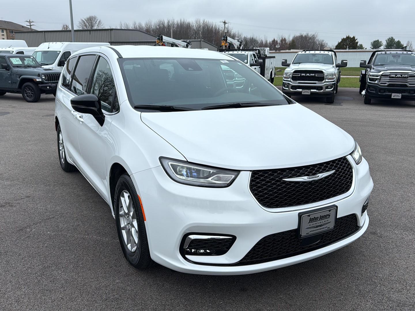 2026 Chrysler Pacifica photo 2