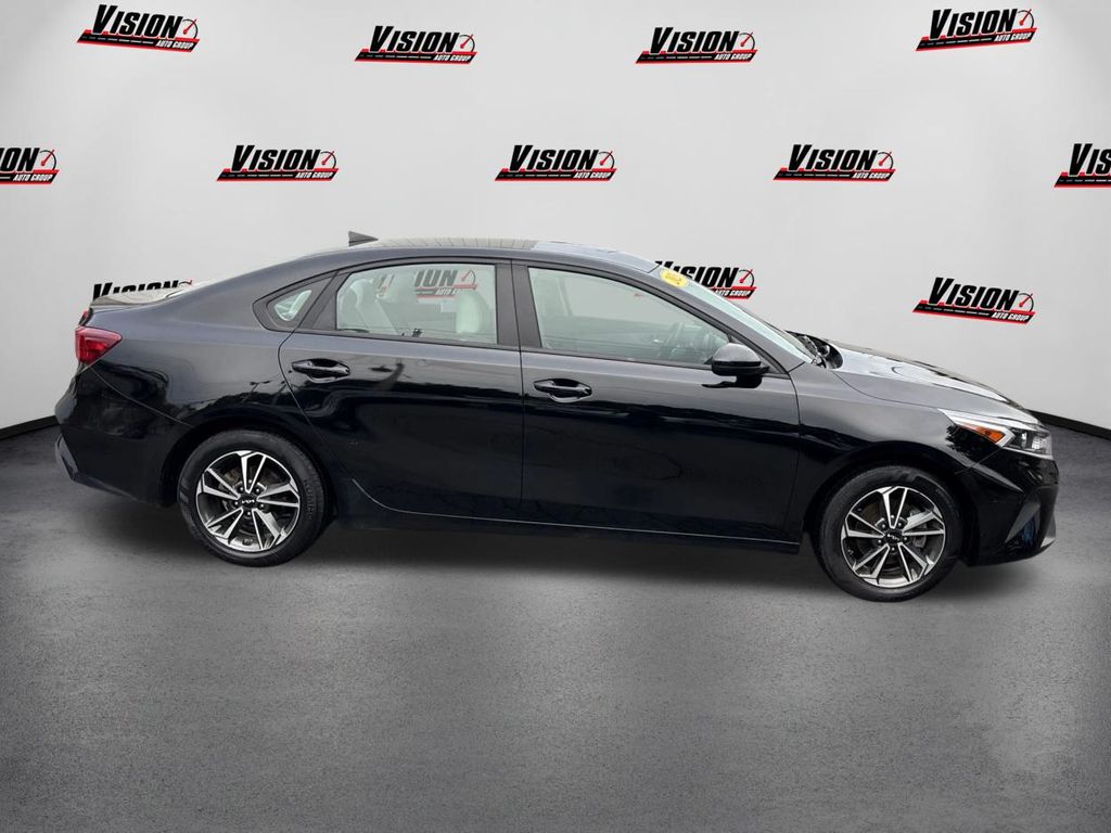 2023 Kia Forte LXS photo 4