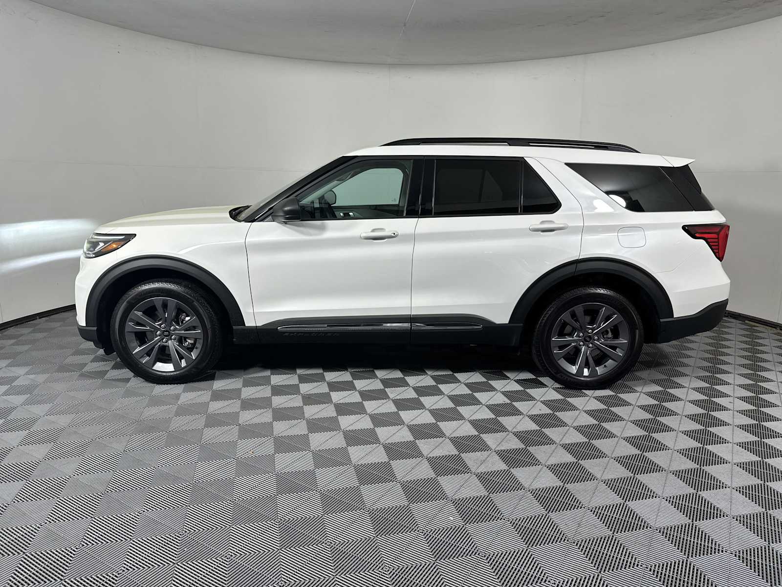 2025 Ford Explorer photo 3