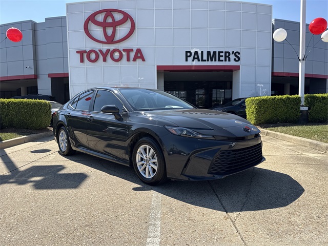 2025 Toyota Camry LE's photo