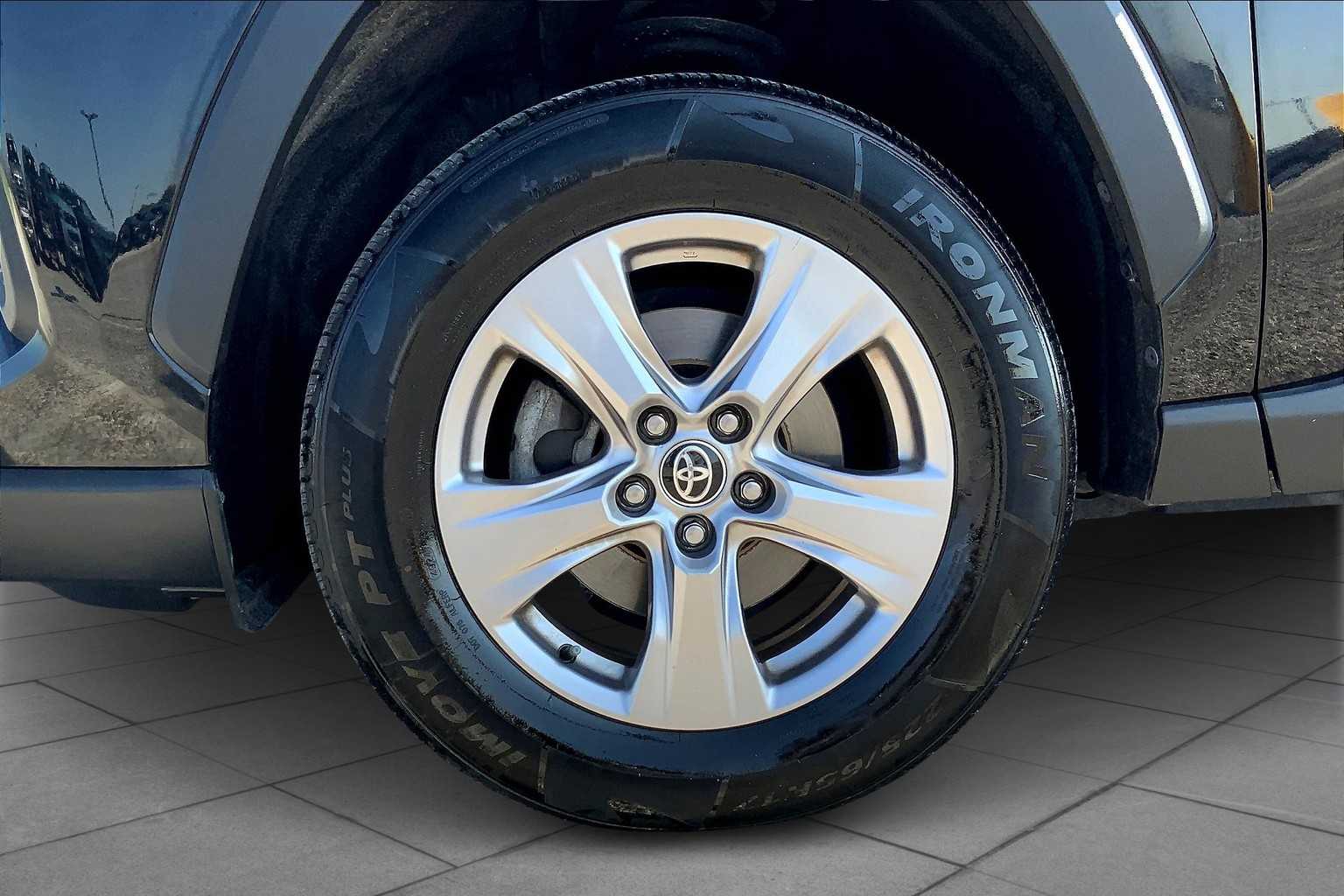 2022 Toyota RAV4 XLE photo 9