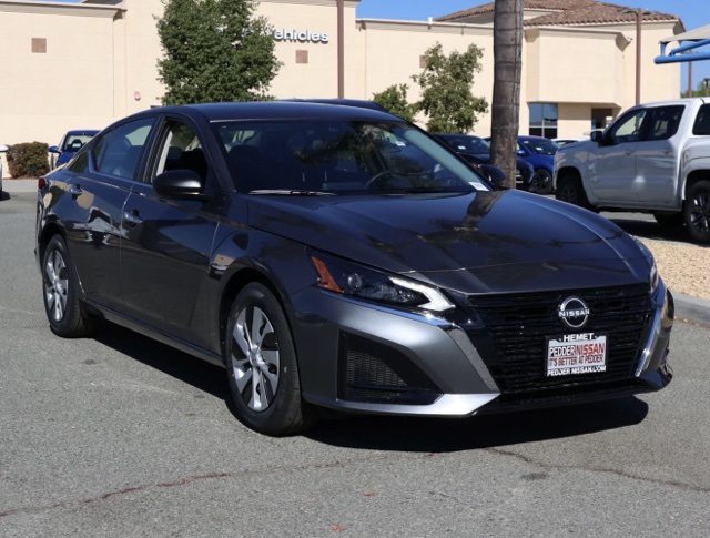 2025 Nissan Altima S photo 2