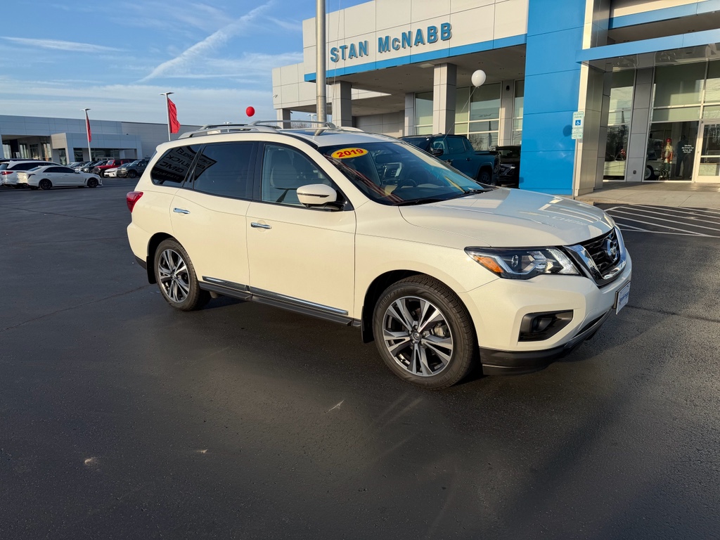 2019 Nissan Pathfinder Platinum's photo