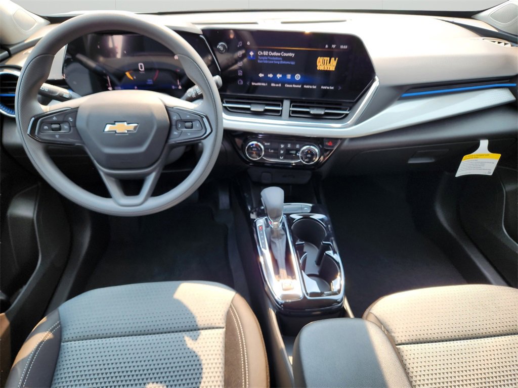 2025 Chevrolet Trax LT photo 7