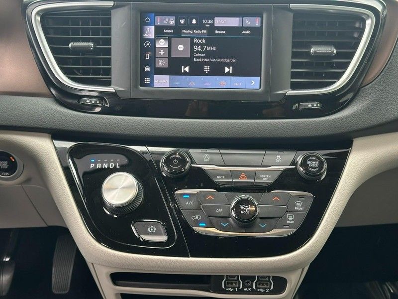 2022 Chrysler Voyager LX photo 12