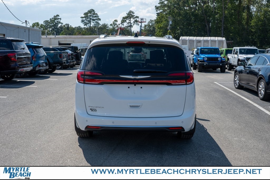 2026 Chrysler Pacifica Pinnacle photo 3