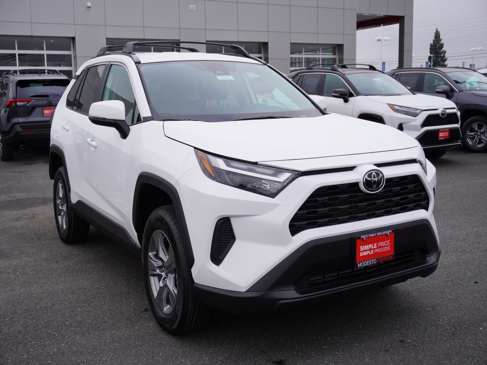 2025 Toyota RAV4 XLE's photo