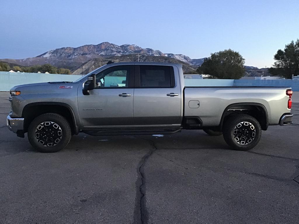 2025 Chevrolet Silverado 3500HD LT photo 2